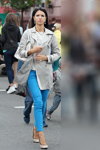 Ранняя осень 2015. Уличная мода в Гомеле (наряды и образы: белая сумка, серое пальто, голубые брюки)