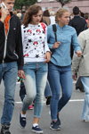 Ранняя осень 2015. Уличная мода в Гомеле (наряды и образы: синие джинсы, белые носки, белый джемпер с принтом, джинсовая голубая рубашка)
