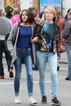 Ранняя осень 2015. Уличная мода в Гомеле (наряды и образы: синий топ, синие джинсы, голубые джинсы)