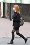 Ранняя осень 2015. Уличная мода в Гомеле (наряды и образы: чёрное пальто, чёрные туфли, цветочный рюкзак, чёрные колготки с имитацией чулок)