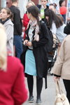 Ранняя осень 2015. Уличная мода в Гомеле (наряды и образы: чёрное пальто, полосатый разноцветный шарф, бирюзовая юбка, чёрные плотные колготки)