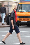 Straßenmode in Gomel. 09/2015 (Looks: rote Bluse, blaue Shorts)