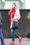 Ранняя осень 2015. Уличная мода в Гомеле (наряды и образы: красный шарф, чёрная сумка, красные туфли на шнурках, синие рваные джинсы)