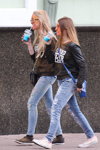 Ранняя осень 2015. Уличная мода в Гомеле (наряды и образы: голубые рваные джинсы)