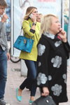 Straßenmode in Gomel. 09/2015 (Looks: gelber Mantel, himmelblaue Handtasche, blaue Jeans, türkise Ballerinas)
