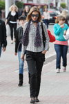 Ранняя осень 2015. Уличная мода в Гомеле (наряды и образы: чёрные брюки, чёрно-белая блуза, чёрные балетки, солнцезащитные очки)