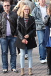 Ранняя осень 2015. Уличная мода в Гомеле (наряды и образы: чёрное пальто, голубые джинсы)