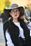 Moda en la calle. 22/10/2015 — Mercedes-Benz Fashion Week Russia (looks: sombrero gris, gafas, chaleco negro, blusa blanca)