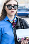 Straßenmode. 22/10/2015 — Mercedes-Benz Fashion Week Russia (Looks: Sonnenbrille, himmelblaue Bluse)