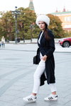 Уличная мода. 22/10/2015 — Mercedes-Benz Fashion Week Russia (наряды и образы: меховая белая шапка, синее пальто, белые брюки, белые носки, белые кроссовки)