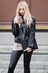 Straßenmode. 25/10/2015 — Mercedes-Benz Fashion Week Russia (Looks: schwarze Hose, schwarze Biker-Lederjacke, blonde Haare)