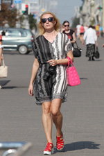 Moda uliczna w Mińsku. 08/2015 (ubrania i obraz: sukienka z nadrukiem czarno-biała, torebka w kolorze fuksji, sandały czerwone)