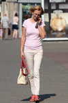 Літня спека. Вулична мода у Мінську. Рік 2015 (наряди й образи: брюки кольору слонової кістки, рожевий топ, кремова сумка, коралові босоніжки)