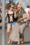 Moda en la calle en Minsk. 08/2015 (looks: top negro estampado, short denim azul claro, sandalias blancas, blusa kaki, maxi falda gris, bolso gris, sandalias de tacón amarillas)