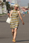 Moda uliczna w Mińsku. 08/2015 (ubrania i obraz: torebka biała, sukienka pasiasta, sandały żółte)