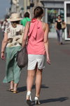 Moda uliczna w Mińsku. 08/2015 (ubrania i obraz: top koralowy, spódnica biała, półbuty białe)