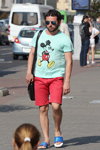 Straßenmode in Minsk. 08/2015 (Looks: türkises bedrucktes T-shirt, rote Shorts, schwarze Handtasche, )