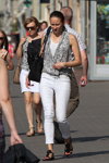 Літня спека. Вулична мода у Мінську. Рік 2015 (наряди й образи: білий топ, білі джинси, чорна сумка, чорні сандалії)