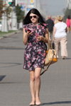 Moda en la calle en Minsk. 08/2015 (looks: vestido con flores, bailarinas rosas)