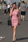 Moda en la calle en Minsk. 08/2015 (looks: bolso verde, vestido con flores, sandalias blancas)