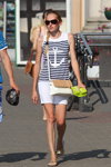 Straßenmode in Minsk. 08/2015 (Looks: weißes gestreiftes Kleid, weiße Handtasche, Sonnenbrille, blonde Haare, Matrosen Stil)