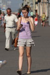 Moda uliczna w Mińsku. 08/2015 (ubrania i obraz: top lilakowy, spódnica mini szara, torebka brązowa)