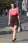 Moda en la calle en Minsk. 08/2015 (looks: blusa coral, , sandalias de tacón negras, bolso gris)