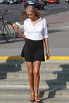 Moda en la calle en Minsk. 08/2015 (looks: falda negra corta, sandalias de tacón marrónes, blusa blanca)