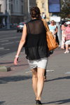 Летняя жара. Уличная мода в Минске. Год 2015 (наряды и образы: чёрная прозрачная блуза, белая юбка, рыжая сумка)