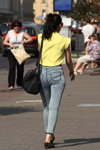 Летняя жара. Уличная мода в Минске. Год 2015 (наряды и образы: желтый топ, чёрная сумка, серые джинсы, чёрные балетки)