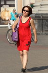 Літня спека. Вулична мода у Мінську. Рік 2015 (наряди й образи: червона сукня з принтом, фіолетова сумка)