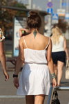 Moda uliczna w Mińsku. 08/2015 (ubrania i obraz: sukienka na ramiączkach biała, tatuaż)