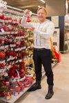 Дмитрий Харатьян. Как Дмитрий Харатьян нарядил новогоднюю ёлку (наряды и образы: белый джемпер, чёрные джинсы, чёрные сапоги)