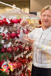 Дмитрий Харатьян. Как Дмитрий Харатьян нарядил новогоднюю ёлку (наряды и образы: белый джемпер)