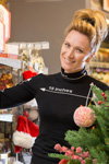 Мария Киселёва. Мария Киселева выбрала игрушки для новогодней ёлки (наряды и образы: чёрный джемпер)