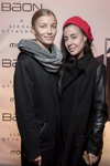  (праворуч) Марія Зайцева. Презентація лімітованої колекції BAON by Liasan Utiasheva (наряди й образи: сірий шарф, чорне пальто, червоний берет, чорне пальто)