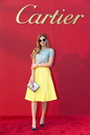 Leena Kaziz. Cartier International Dubai Polo 2016 (наряды и образы: солнцезащитные очки, желтая юбка, голубой топ, серебряный клатч)