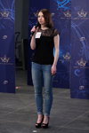 Casting — Miss Belarús 2016. Parte 1 (looks: top negro, vaquero azul, zapatos de tacón negros)