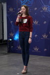 Alina Roskach. Casting — Miss Belarus 2016. Teil 1 (Looks: Burgunder farbener Pullover, blaue Jeans)