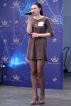 Casting "Miss Białorusi 2016". Część 1 (ubrania i obraz: sukienka mini w kolorze kawa z mlekiem dzianinowa, rajstopy brązowe, półbuty szare)