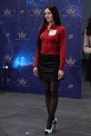 Krystsina Skuratovich. Casting — Miss Belarús 2016. Parte 1 (looks: pantis negros, falda negra corta, blusa roja, zapatos de tacón blancos)