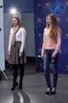 Casting — Miss Belarús 2016. Parte 1 (looks: blusa blanca, falda gris, pantis negros, zapatos de tacón negros, bufanda de cuadros, jersey rosa, vaquero azul, zapatos de tacón negros)