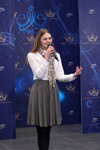 Casting — Miss Belarús 2016. Parte 1 (looks: bufanda de cuadros, blusa blanca, falda gris)