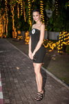 Vendula Neumanová. Uczestniczki Česká Miss 2016. Pattaya (ubrania i obraz: sukienka mini czarna obcisła, kopertówka czarna, sandały czarne)