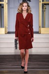 Показ Federico D'Angelo — Copenhagen Fashion Week AW16/17 (наряды и образы: чёрные туфли, бордовый женский костюм (жакет, юбка))