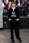 Desfile de Ganni — Copenhagen Fashion Week AW16/17 (looks: traje de pantalón negro, zapatos de tacón negros)
