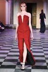 Показ Mark Kenly Domino Tan — Copenhagen Fashion Week AW16/17 (наряды и образы: красное вечернее платье с разрезом с декольте, чёрные туфли)
