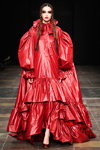 Desfile de Nicholas Nybro — Copenhagen Fashion Week AW16/17 (looks: vestido de noche rojo, trenza)