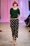Pokaz Baum und Pferdgarten — Copenhagen Fashion Week SS17 (ubrania i obraz: pulower zielony, spodnie z nadrukiem czarne)