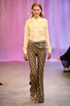 Показ Baum und Pferdgarten — Copenhagen Fashion Week SS17 (наряды и образы: желтая блуза, брюки с принтом)